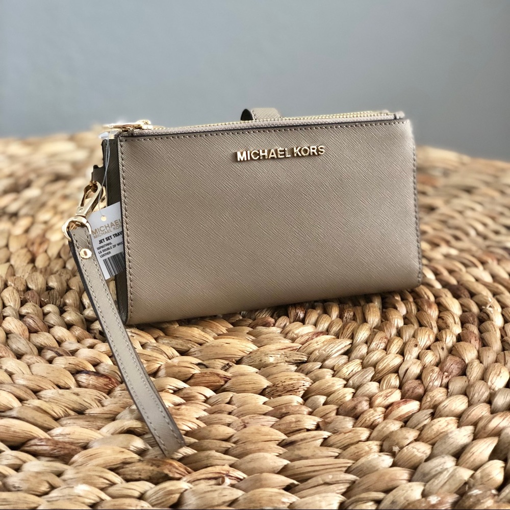 *NWT* Michael Kors Travel Smartphone Wallet/Wristlet